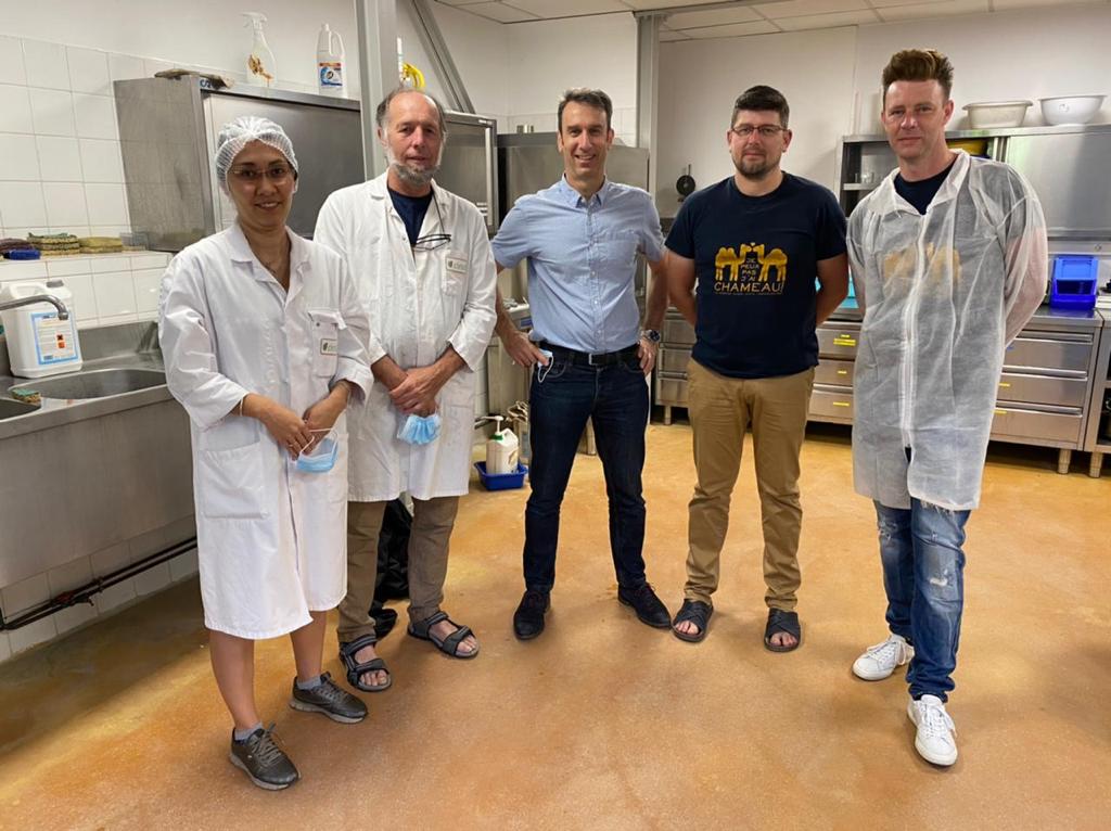 Gaukhar Konuspayeva (professeur et chercheuse spécialiste du lait de chamelle), Bernard Faye (vétérinaire et chercheur camelologue du CIRAD), et Julien Job et Alban Pouard de la Camelerie